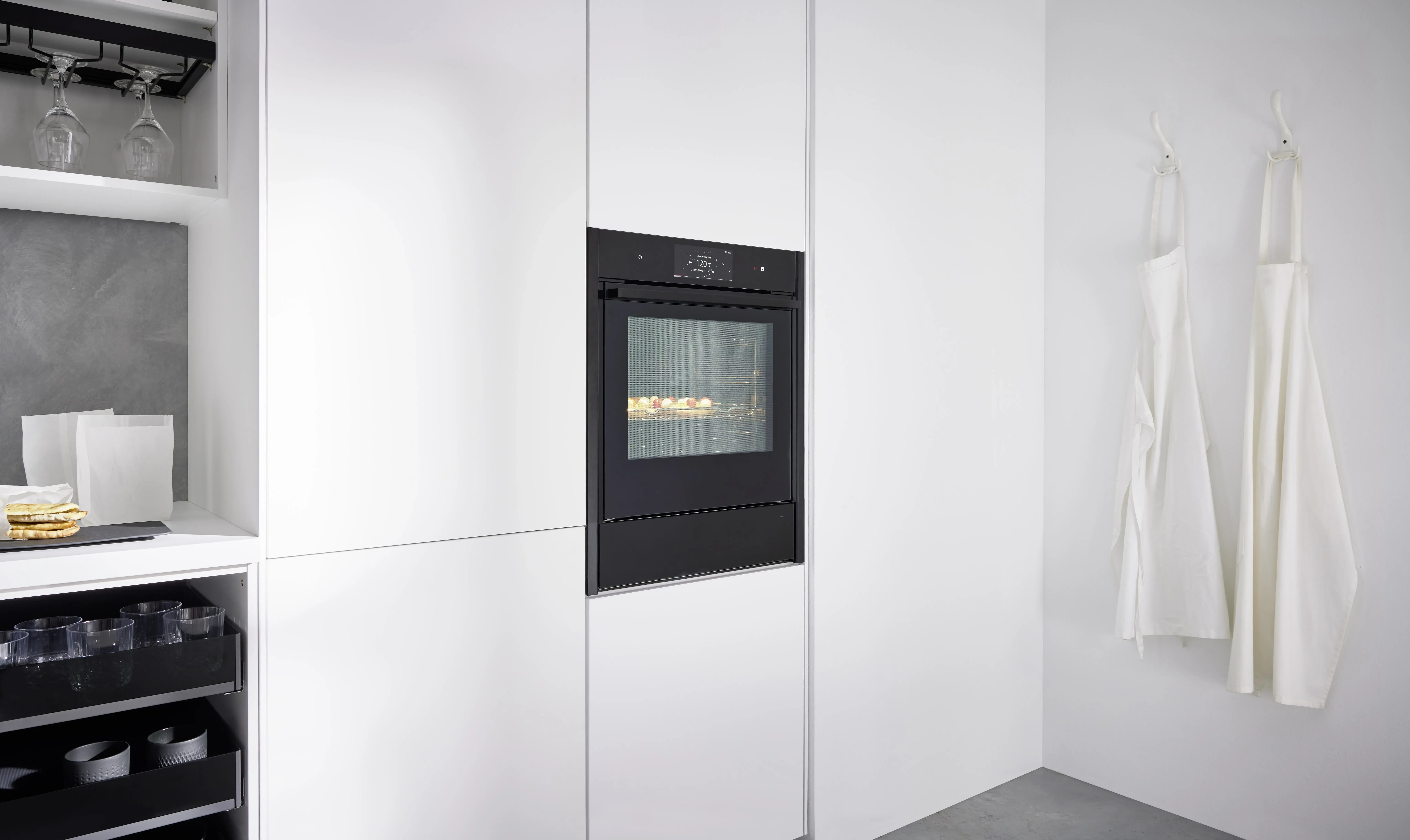 NOBILIA Alpinweiß mit Neff Geräten - Fokus auf Backofen, Einbaugerät mit Touch und digitalem Display
