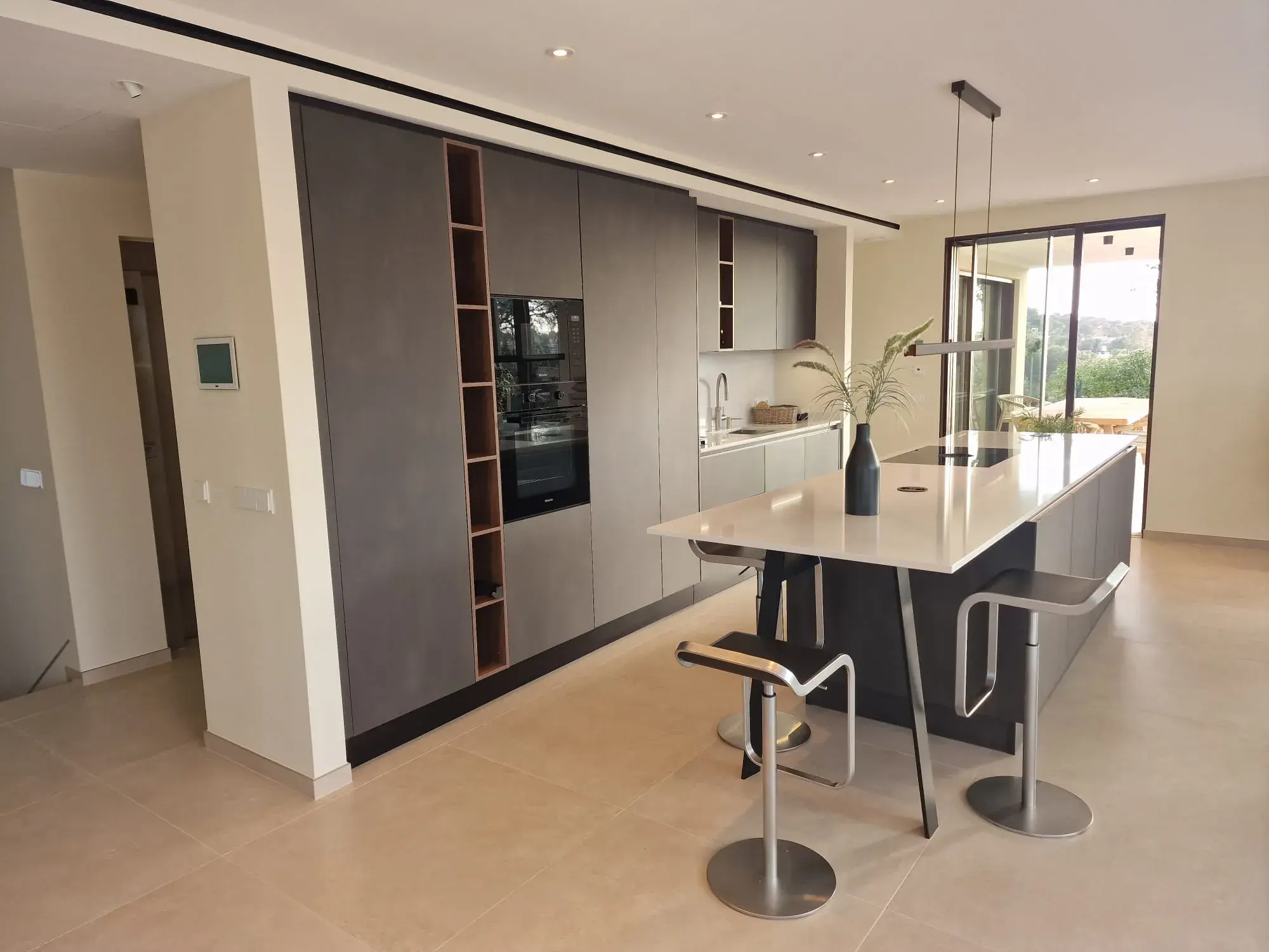 Moderne Designküche mit Kochinsel, grifflosen Fronten und integriertem Sitzbereich.