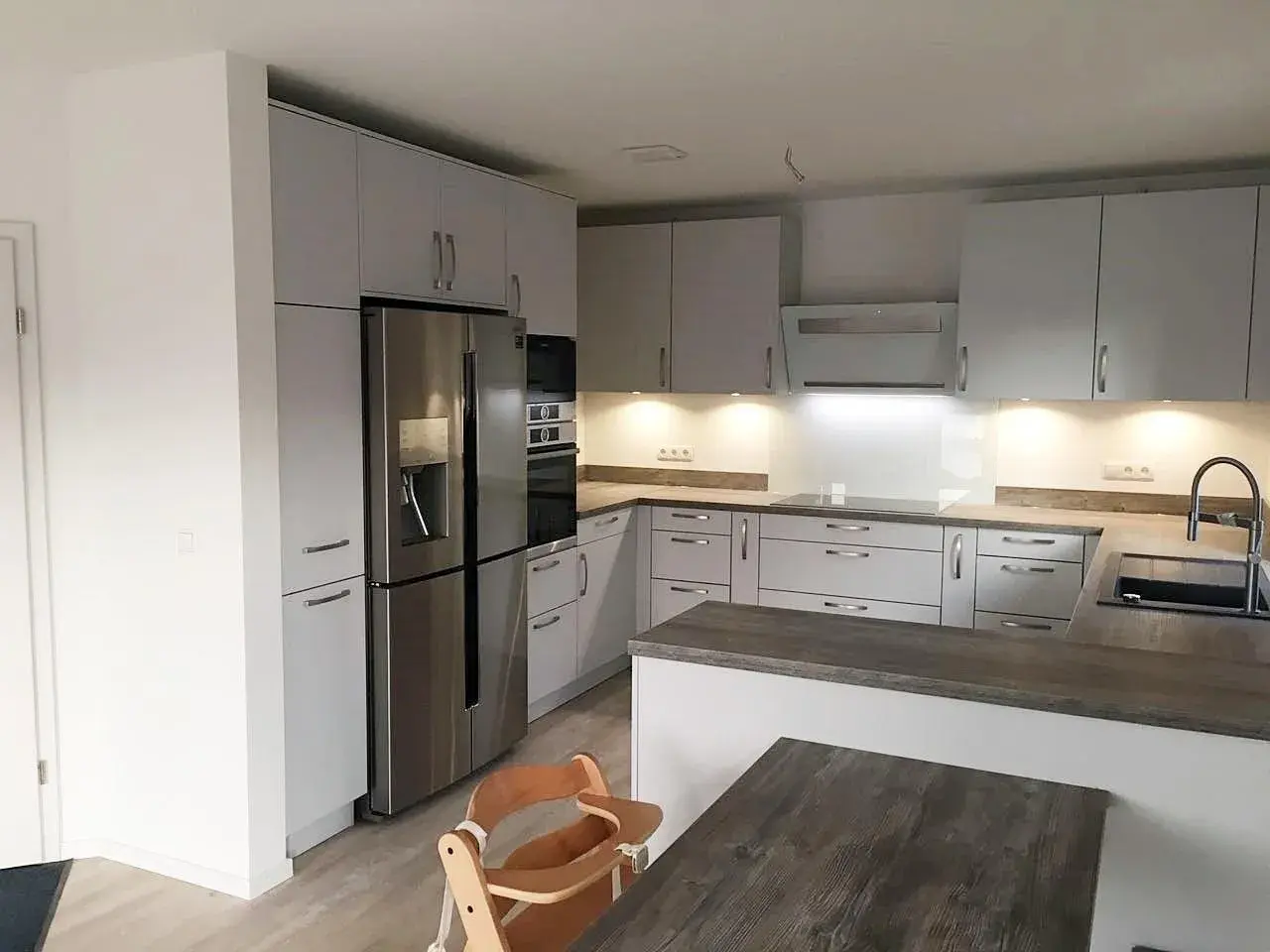 U-Küche mit Side-by-Side-Kühlschrank